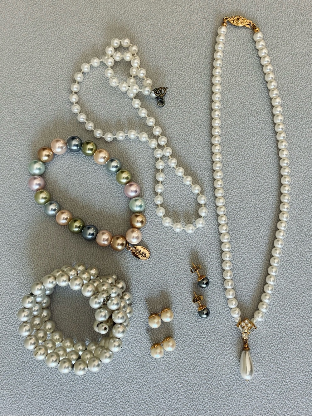 Vintage Faux Pearl Jewelry Lot, Earrings x 2, Bracelet x 2, Necklace x 2 - Picture 7 of 14